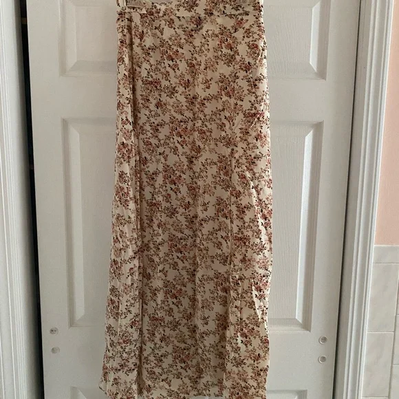 High Waisted Floral Skirt - Picture 4 of 5